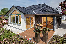Haus Riedel Massivhaus Außenansicht Terasse mit Holzboden