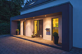 Haus Vettel Massivhaus Außenansicht Eingangsbereich beleuchtet